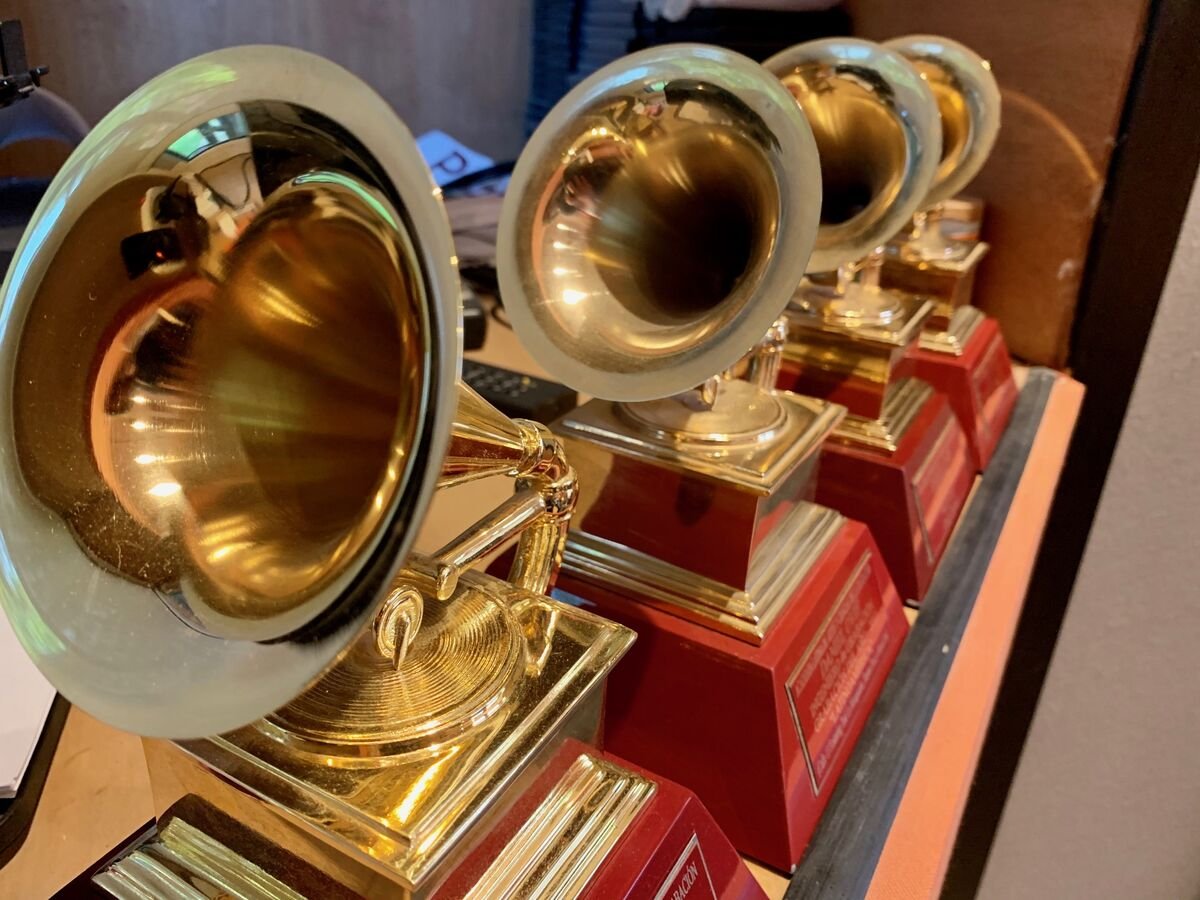 Estatuillas Grammy en el estudio